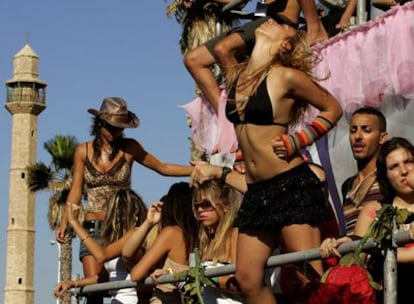 Jóvenes israelíes celebran el <i>Love Parade</i> en Tel Aviv. Al fondo, el minarete de la mezquita de Hassan Beck.