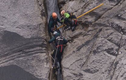 Imagen de las labores de rescate llevadas a cabo por el grupo de montaña de la guardia civil del puesto de Pobra de Trives con la cooperación de agentes de Cangas de Onís (Asturias).