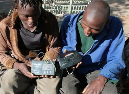 Dos jóvenes escuchan una radio durante un corte de luz en espera de los resultados de las elecciones.