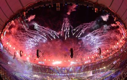 El final de los fuegos pirotécnicos marcan la clausura de los Juegos Paralímpicos Londres 2012 en el Estadio Olímpico.