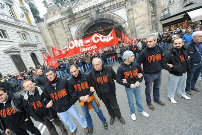 Manifestantes protestan en contra del plan de austeridad del primer ministro italiano, Mario Monti, en G&eacute;nova.