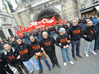 Manifestantes protestan en contra del plan de austeridad del primer ministro italiano, Mario Monti, en G&eacute;nova.