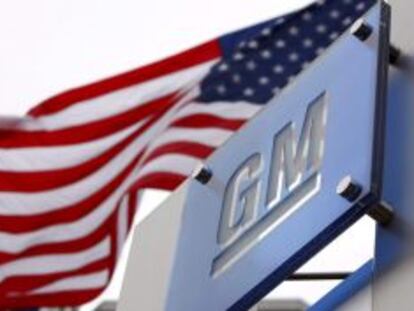 Imagen de archivo datada el 19 de noviembre del 2008 del logotipo de General Motors (GM) en su sede de Detroit, EEUU.