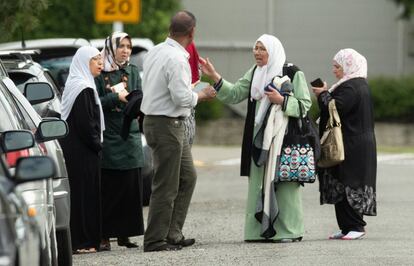 Uno de los arrestados tiene nacionalidad australiana, por lo que las autoridades de este país también están participando en las investigaciones. En la imagen, miembros de una familia esperan noticias en el exterior de la mezquita de Al Noor en Christchurch, donde ha ocurrido uno de los tiroteos, este viernes.