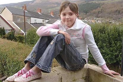 La pequeña Hannah Clark posaba el miércoles junto a su casa de Mountain Ash, en el sur de Gales.