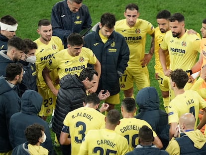 Unai Emery se dirige a sus jugadores antes del inicio de la prórroga en la final ante el Manchester United.