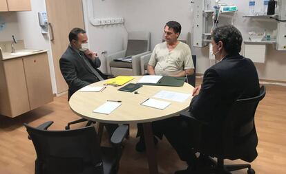 Bolsonaro recebe ministro e assessor no hospital em São Paulo.