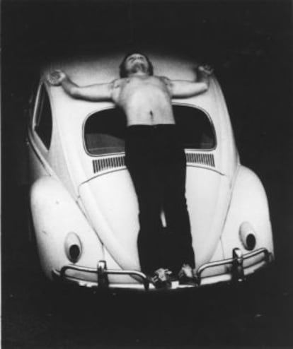 Chris Burden protagonizando 'Trans-Fixed', acción en la que se hizo clavar al capot de un escarabajo Volkswagen.