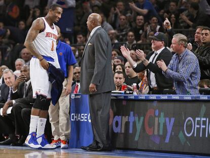 El entrenador de los Knicks, Mike Woodson, charla con Amare Stoudemire, en la vuelta del jugador tras su lesión.