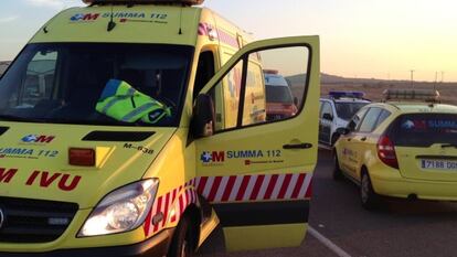 Equipos del SUMMA en el lugar del accidente, en Fuente el Saz de Jarama.