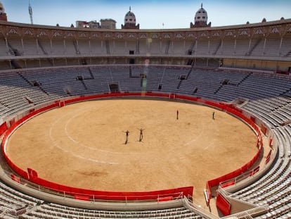 Turistas y curiosos en la plaza de la Monumental tras el cierre de la actividad taurina.