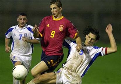 Fernando Torres, en pugna con dos defensas durante un partido anterior del grupo contra Grecia.