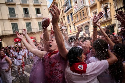 A group of young people cool with the water cubes thrown from the balconies, this Sunday in Pamplona. 