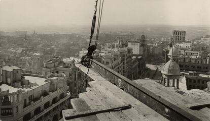 El arquitecto del edificio de Telefónica, Ignacio de Cárdenas, tuvo que viajar a Nueva York en 1926 para asesorarse sobre la construcción de rascacielos. Acababan de encomendarle la construcción del edificio más alto de Europa. En la fotografía, cedida por la fundación, un detalle de sujeción de uno de los tirantes de una de las impresionantes grúas que coronaban la edificación.