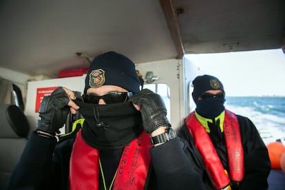 Dos miembros del Servicio de Vigilancia Aduanera se preparan para salir a patrullar a bordo del Milano II, uno de los barcos que este cuerpo utiliza para controlar el Estrecho y el río Guadalquivir.