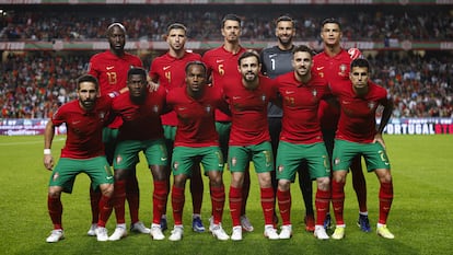 El equipo de Portugal posa antes de un partido.