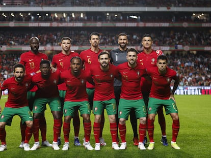 El equipo de Portugal posa antes de un partido.