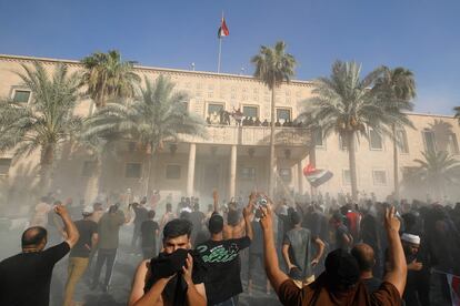 Los manifestantes se reúnen frente a la sede del Gobierno en Bagdad.