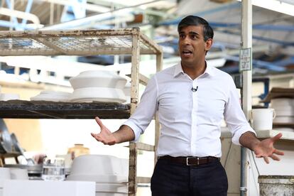 Rishi Sunak, durante una reunión con simpatizantes en una fábrica de cerámica en el norte de Inglaterra.