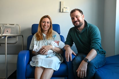 Lucía, la primera madrileña de 2025, en brazos de su madre en el Hospital Universitario de Torrejón de Ardoz.