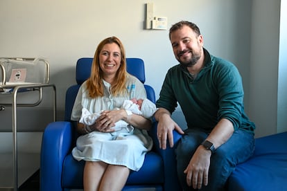 Luca, la primera madrile?a de 2025, en brazos de su madre en el Hospital Universitario de Torrejn de Ardoz.