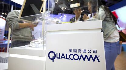 Expositor de productos de Qualcomm en una feria tecnol&oacute;gica