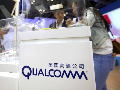 Expositor de productos de Qualcomm en una feria tecnol&oacute;gica