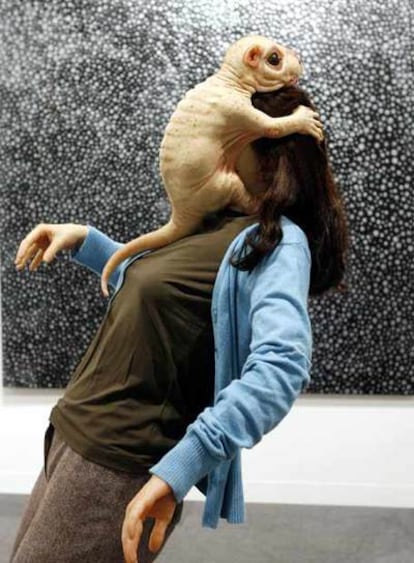 <i>The embrace</i> (2005), obra de Patricia Piccinini.