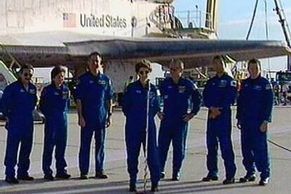La comandante Eileen Collins, en el centro, y la tripulación, tras desembarcar en la base Edwards.