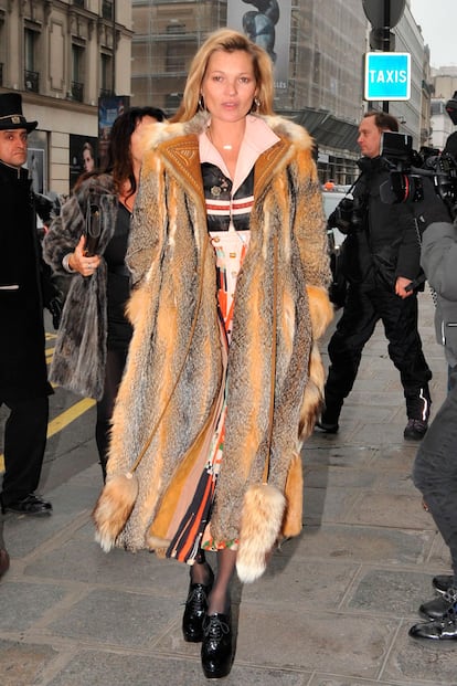 Kate Moss no quiso perderse el desfile de la colección masculina de Louis Vuitton para el próximo invierno. La top eligió mezclar estampados y texturas en un estilismo muy ecléctico.