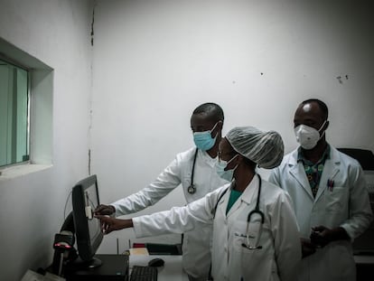 El equipo de investigación en el área de tuberculosis analiza unas radiografías de tórax en el hospital distrital de Manhiça, en Mozambique.