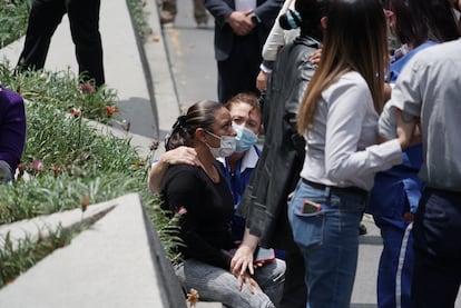 Una mujer abraza y consuela a otra después del terremoto, en Ciudad de México.