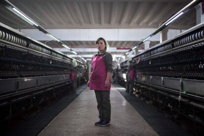 Ri Jong-Sun, funcionária da fábrica de seda Kim Jong-Suk, em Pyongyang. Esse lugar é uma parada habitual no itinerário dos jornalistas estrangeiros e turistas.