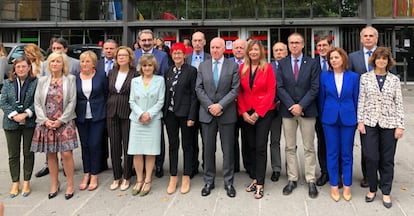 La ministra de Sanidad y los consejeros de las comunidades autónomas, tras el consejo interterritorial de Sanidad del lunes. 