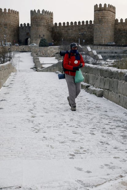 La localidad de Sanchidrián, Ávila,  ha amanecido hoy nevada.