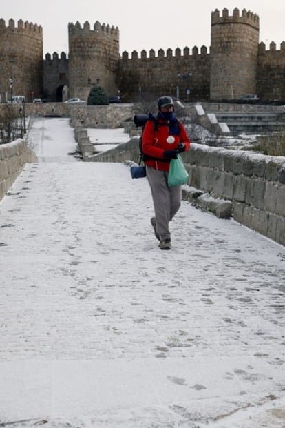 La localidad de Sanchidrián, Ávila, ha amanecido hoy nevada.