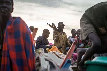 Dentro del país hay más de 231.000 personas desplazadas de sus hogares, entre los que 60.500 están refugiados en las bases de Naciones Unidas, donde reciben ayuda humanitaria, explicó el portavoz de la Oficina de la ONU para la Coordinación de Asuntos Humanitarios (OCHA), Jens Laerke. En la imagen, un hombre con un fusil llega en barco al campamento de refugiados de Minkammen, en Sudán del Sur.