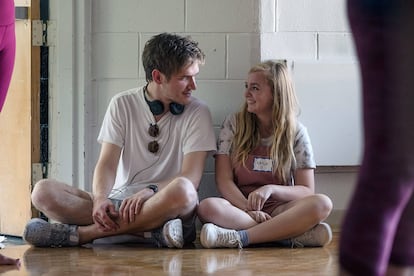 El director Bo Burnham y la actriz Elsie Fisher charlan en el set.