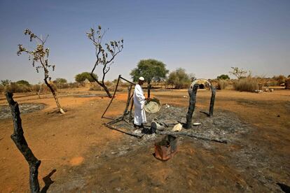 Una persona en la aldea de al-Taweel Saadun, a 85 kilómetros al sur de la ciudad de Nyala, capital de Darfur del Sur. El número total de víctimas mortales de la reciente violencia en la conflictiva región sudanesa ha superado las 200.