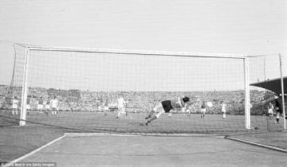 Colonna detiene el penalti a Mateos.