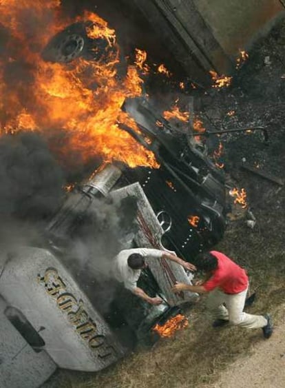 Vicente Sánchez, sacando a Rubén Escudero de la cabina de su vehículo en llamas. Escudero murió.
