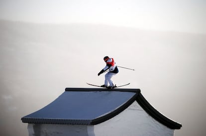 Alexander Hall, del equipo de Estados Unidos, en acción durante la final masculina de estilo libre de esquí slopestyle en el parque de nieve Zhangjiakou Genting, el 16 de febrero.