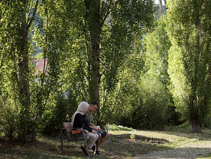 Dos joves en un parc als afores de Ripoll.