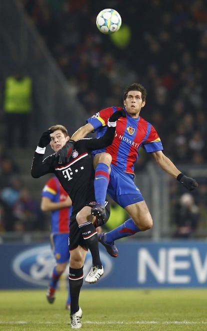 Huggel (derecha) y Badstuber (izquierda) disputan un balón aéreo.