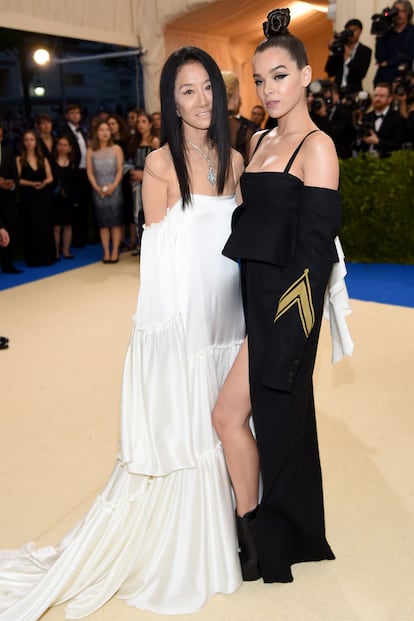 Vera Wang posa con Hailee Steinfeld.