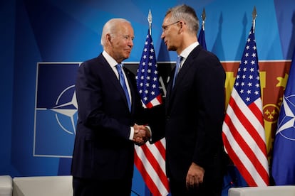 El presidente de EE UU, Joe Biden, durante su encuentro con el secretario general de la OTAN, Jens Stoltenberg, en la inauguración de la cumbre de la Alianza Atlántica en Madrid, en el que ha anunciado que aumentará su despliegue militar en Europa.