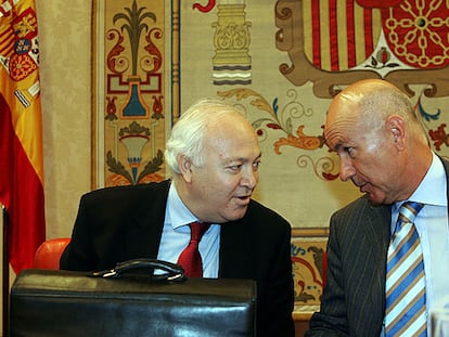 Miguel Ángel Moratinos (izquierda), junto a Josep Antoni Duran Lleida ayer en el Congreso.