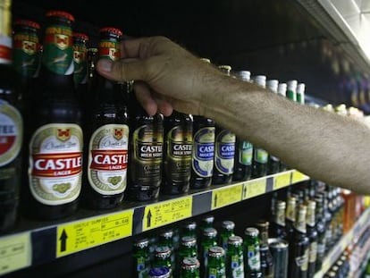 Ampolles de cervesa en una botiga a Durban, Sud-àfrica.
