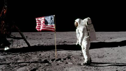 El astronauta Buzz Aldrin, posa para una fotografía junto a la bandera estadounidense clavada en la Luna el 20 de julio de 1969.