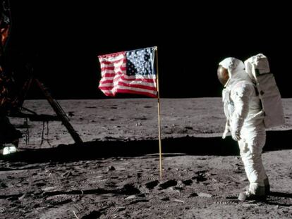 El astronauta Buzz Aldrin, posa para una fotografía junto a la bandera estadounidense clavada en la Luna el 20 de julio de 1969.